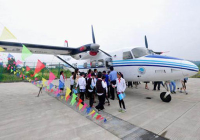 東海分局 海監(jiān)東海航空支隊(duì)機(jī)庫(kù)向青少年開(kāi)放